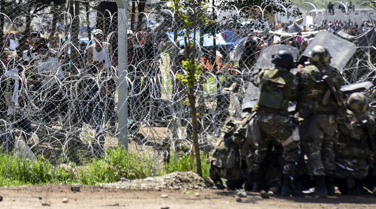 Macedón rendőrök és migránsok a görög határ mellett fekvő Gevgelija macedón falunál létesült alkalmi menekülttáborban történt összecsapás közben /Fotó: MTI