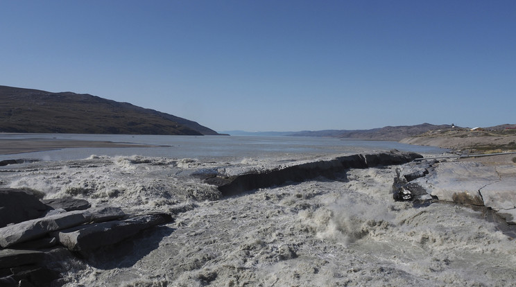 ég megolvadt vize folyik egy fjordba a Grönland nyugati részén fekvő Kangerlussaq közelében 2019. augusztus 1-jén, miután a több európai országot egy héttelkorábban sújtó hőhullám elérte a szigetet.MTI/AP/InCaspar Haarlov