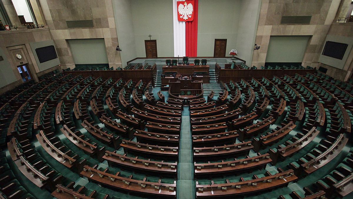 - Referendum to kolejne narzędzia walki politycznej w Polsce. Obydwa referenda, zarówno to z 6 września, jak i to, które może odbyć się 25 października, to dwie wielkie pomyłki, których skutkiem będzie tylko to, że masa ludzi w Polsce poczuje się po prostu przegrana - oceniła dr Renata Mieńkowska-Norkiene. Zdaniem politolog z UW, oba referenda zdecydują o wyniku wyborów parlamentarnych, ale ich stosowanie osłabi zdolność do kompromisu w polskiej polityce. - Referendum to narzędzie bardzo specyficzne - działające na zasadzie "zero-jedynkowej" - albo ktoś jest "za", albo ktoś jest "przeciw" - podkreśliła.