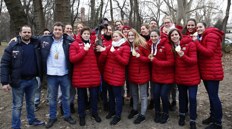 Az aranyérmet szerző együttes szombaton délután érkezett haza /Fotó: Fuszek Gábor