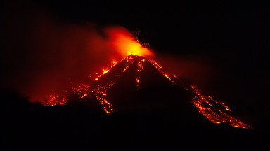 Etna wyrzuciła w niebo strumienie gorącej lawy