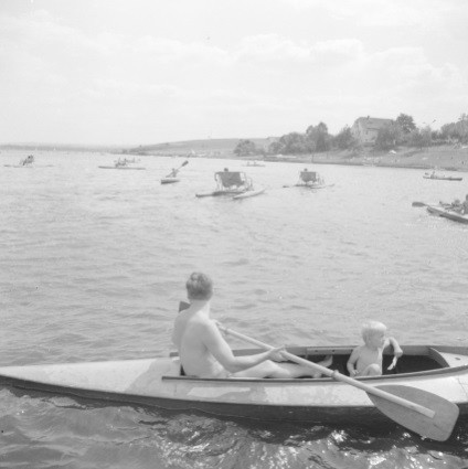 Plażowicze w ośrodku wypoczynkowym nad zbiornikiem zaporowym Niedów na rzece Witka