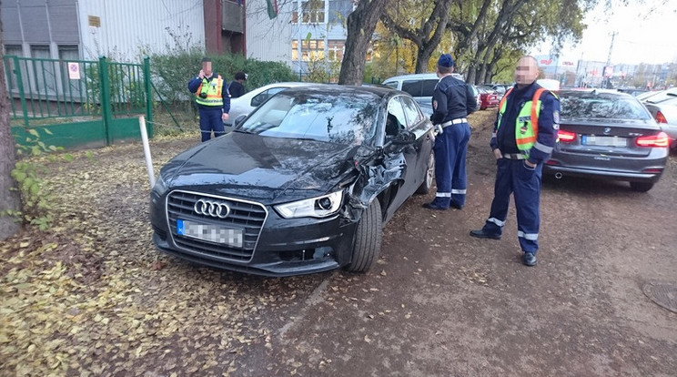 A nő hátrahagyta az összetört Audit, amivel az elgázolt egy bácsit három éve / Fotó: Blikk