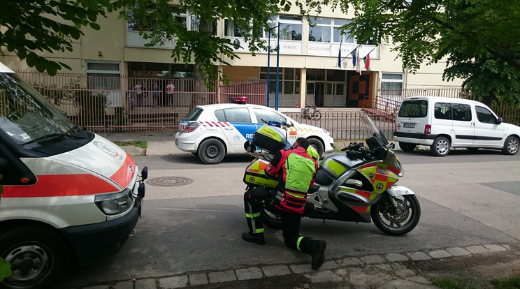 A mentők az iskolához is kimentek / Fotó: olvasóriporter