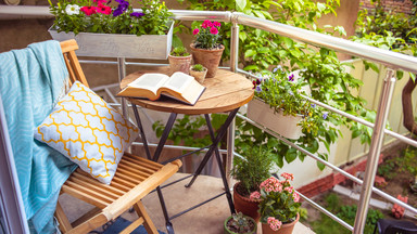 Meble na mały balkon. Pięć praktycznych rozwiązań