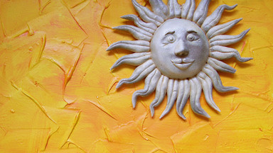 Słoneczne wzory na ścianie
