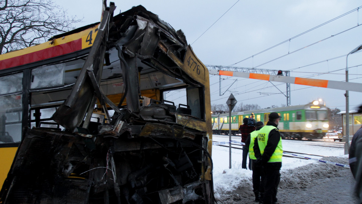 W warszawskiej dzielnicy Białołęka, w okolicach skrzyżowania ulic Mehoffera i Polnych Kwiatów doszło do zderzenia autobusu miejskiego linii 133 z pociągiem "Norwid" jadącym z Gdyni do Krakowa. Z informacji TVN 24 wynika, że do wypadku doszło ok. godziny 14:30. Rannych jest siedem osób, wśród nich są uczniowie, którzy podróżowali autobusem oraz jego kierowca. Jak dowiedział się reporter TVN Warszawa, Leszek Dawidowicz, prawdopodobną przyczyną wypadku był błąd dróżnika.