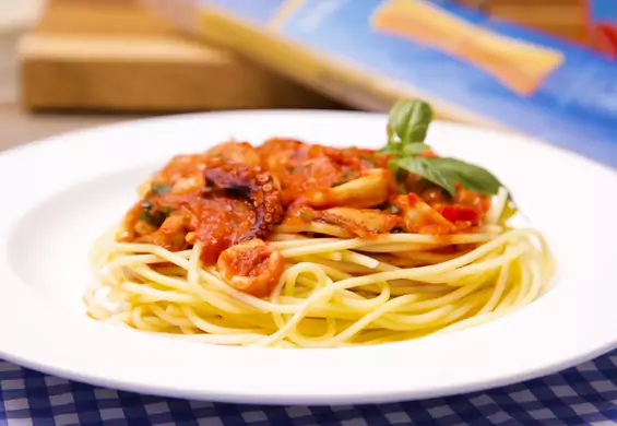 Spaghetti z owocami morza w sosie pomidorowo-ajvarowym