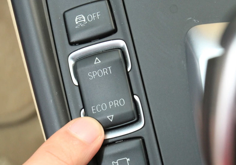 Przełącznik właściwości jezdnych w BMW (tryb jazdy Eco Pro)