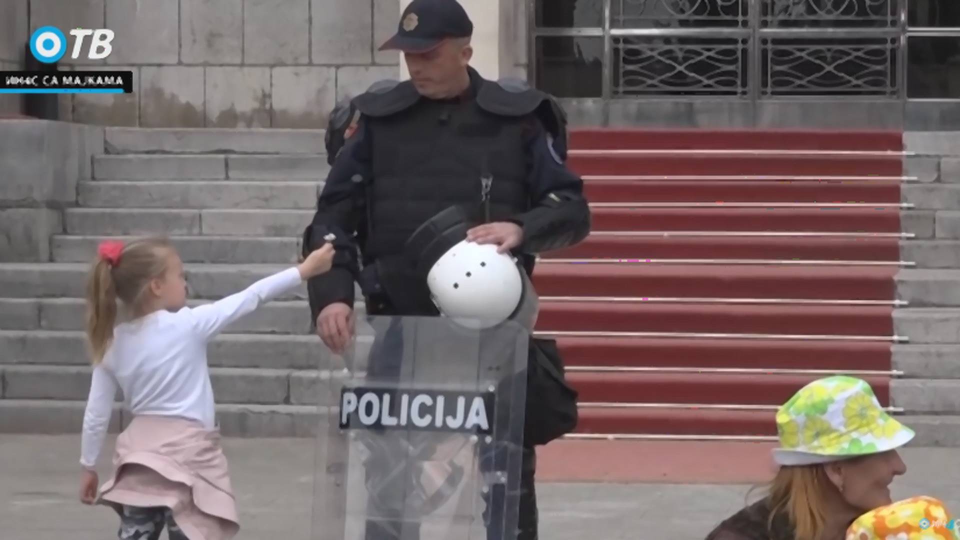 Crnogorski policajac odbio cvet i rasplakao devojčicu