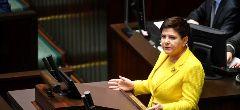 Broszki i kolory. Kreacje Beaty Szydło, które zostaną w naszej pamięci