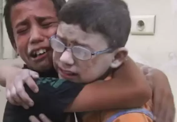 Syria nadal krwawi. Poruszające nagranie, na którym dwóch chłopców rozpacza po śmierci brata