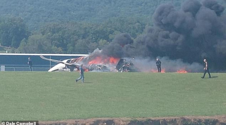 A repülő óriási lángokkal égett, miután átszakította a kerítést
