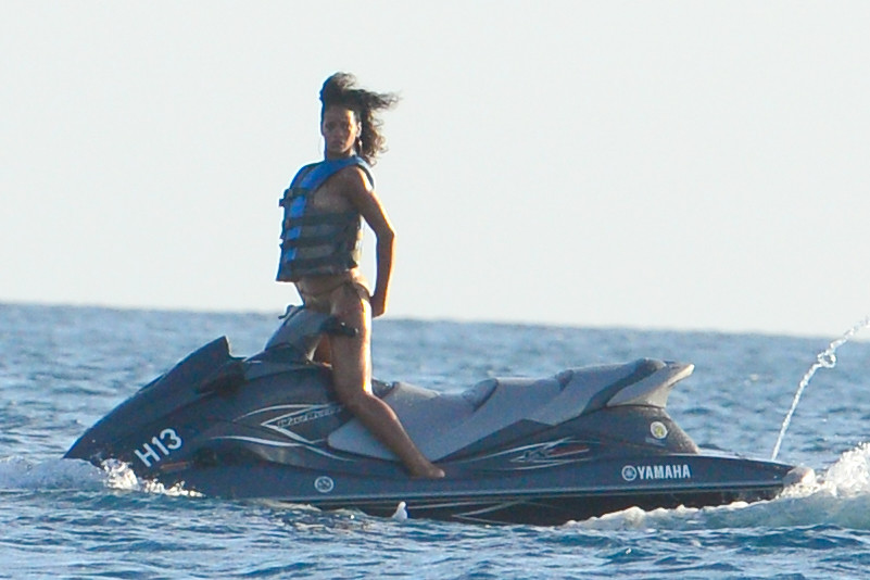 Zimne piwo i skuter wodny, czyli Rihanna na wakacjach