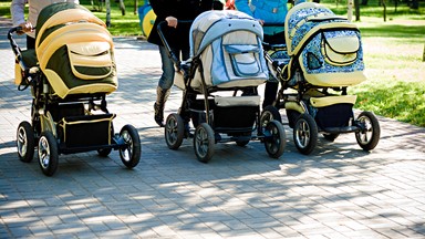 Samochód wjechał w wózek dziecięcy. Dwulatka w szpitalu