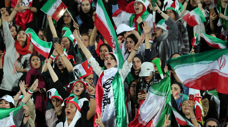 A közel négyezer hölgyszurkoló remekül érezte magát a stadionban, élőben láthatták a férfiak meccsét /Fotó: MTI/EPA/Abedin Taherkenareh
