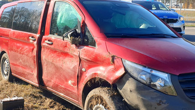 Pościg na drodze ekspresowej. Jechał 210 km/h, wpadł do rowu, w środku przewoził dziewięć osób