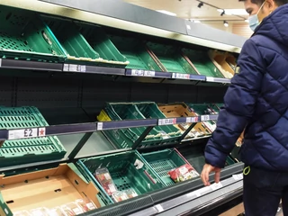 Po wejściu w życie umowy między Londynem a Brukselą zauważalne były braki w dostawach niektórych produktów w brytyjskich supermarketach
