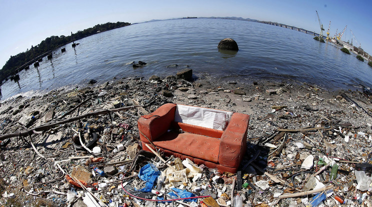 Szeméthalom a Guanabara-öbölben - Fotó: MTI