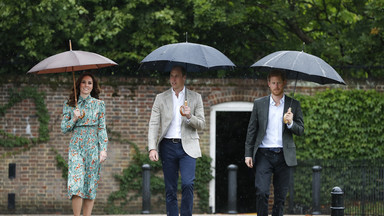 Księżna Kate, książę William i książę Harry w deszczu oddają hołd księżnej Dianie