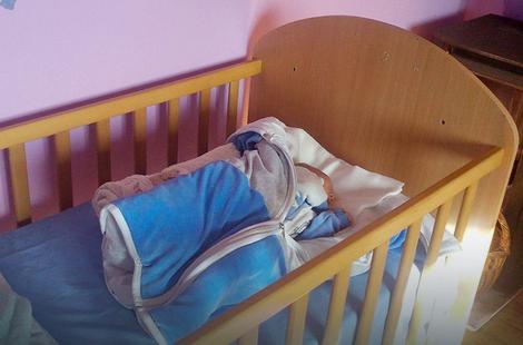 Mali Sergej bezbrižno spava u svom domu