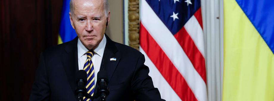 Joe Biden ma uprawnienie, które pozwoli mu wysłać broń Ukrainie bez zgody Kongresu. Na co więc czeka? (Zdjęcie ze spotkania z Wołodymyrem Zełenskim 12 grudnia 2023 r.)