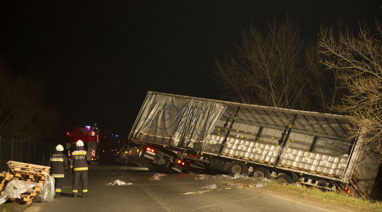 Részeg török kamionos hajtott az árokba 30 tonna áruval /Fotó: Blikk