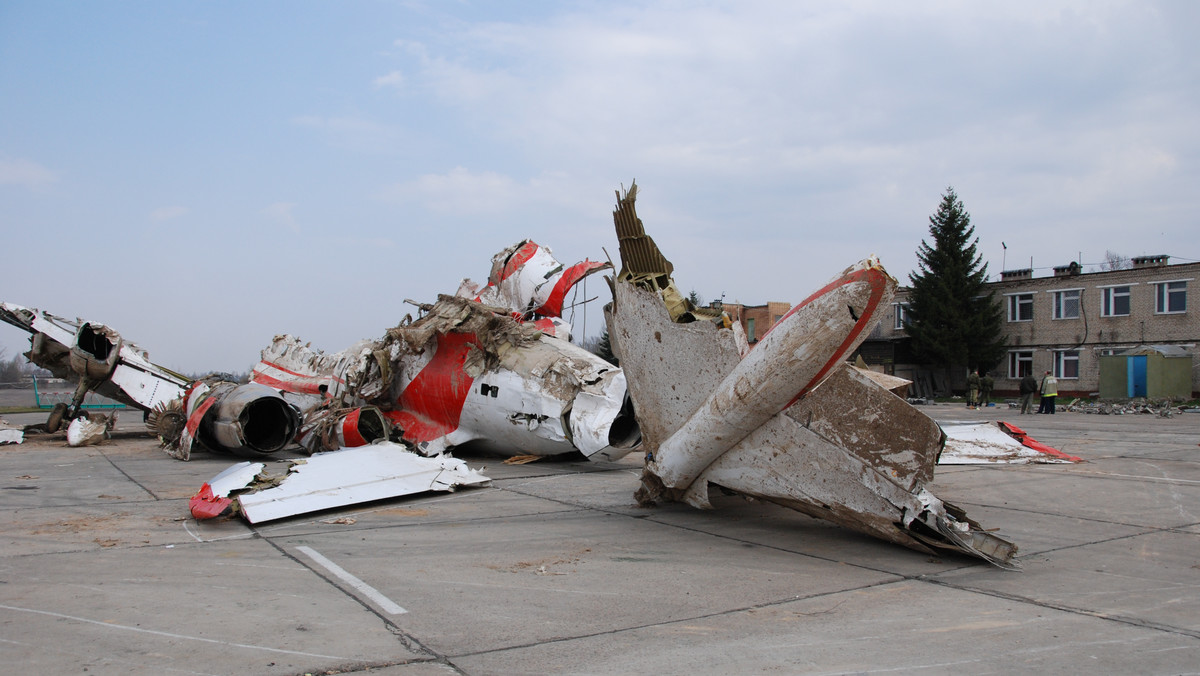 Pięcioro funkcjonariuszy publicznych zostało oskarżonych w prywatnym akcie oskarżenia przez 11 członków rodzin ofiar katastrofy smoleńskiej o niedopełnienie obowiązków przy organizacji przez cywilnych urzędników lotu prezydenta Lecha Kaczyńskiego do Smoleńska 10 kwietnia 2010 r.
