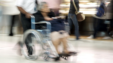 Sarah Paywee - niepełnosprawna pasażerka zmuszona wybierać między bagażem a wózkiem inwalidzkim