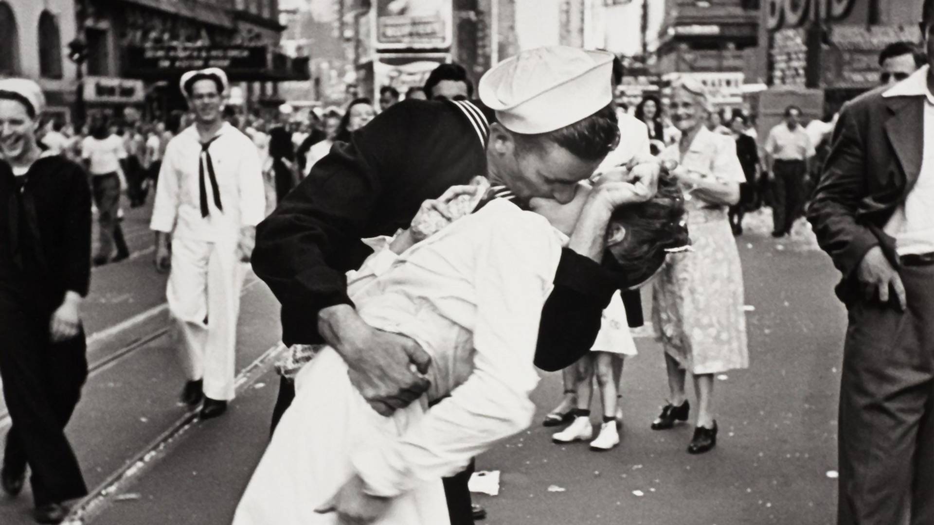 Istinu o najpoznatijem poljupcu u istoriji smo saznali 70 godina kasnije