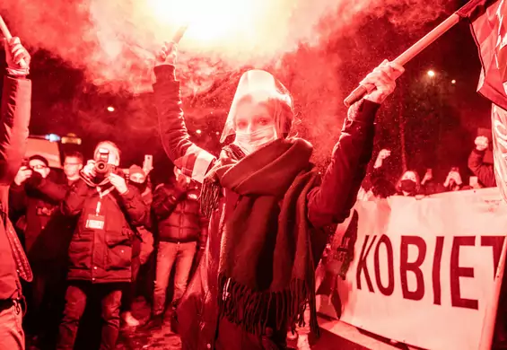 63,7 proc. Polaków popiera protesty przeciwko zaostrzeniu prawa aborcyjnego