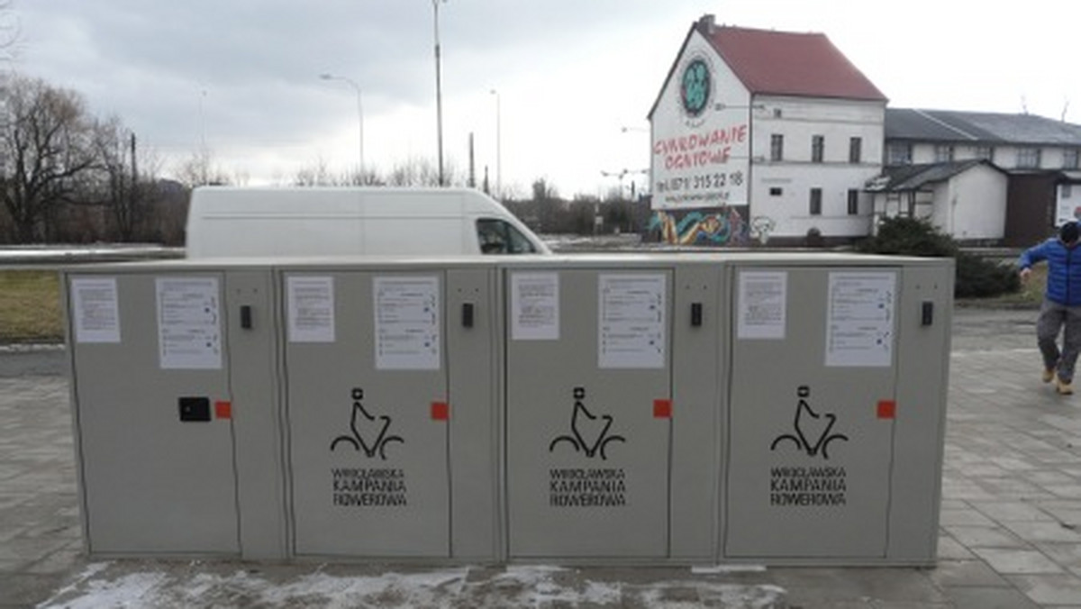 Na wrocławskim Psim Polu stanęły zamykane boksy do przechowywania rowerów. Część z nich znajduje się przy stacji kolejowej, a reszta po przeciwnej stronie al. Jana III Sobieskiego przy węźle przesiadkowym.