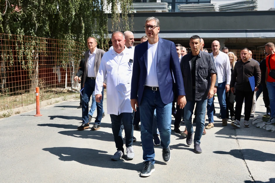 Aleksandar Vučić, u okviru posete Raškom okrugu, obilazi završne radove na dogradnji Kliničkog centra u Novom Pazaru 