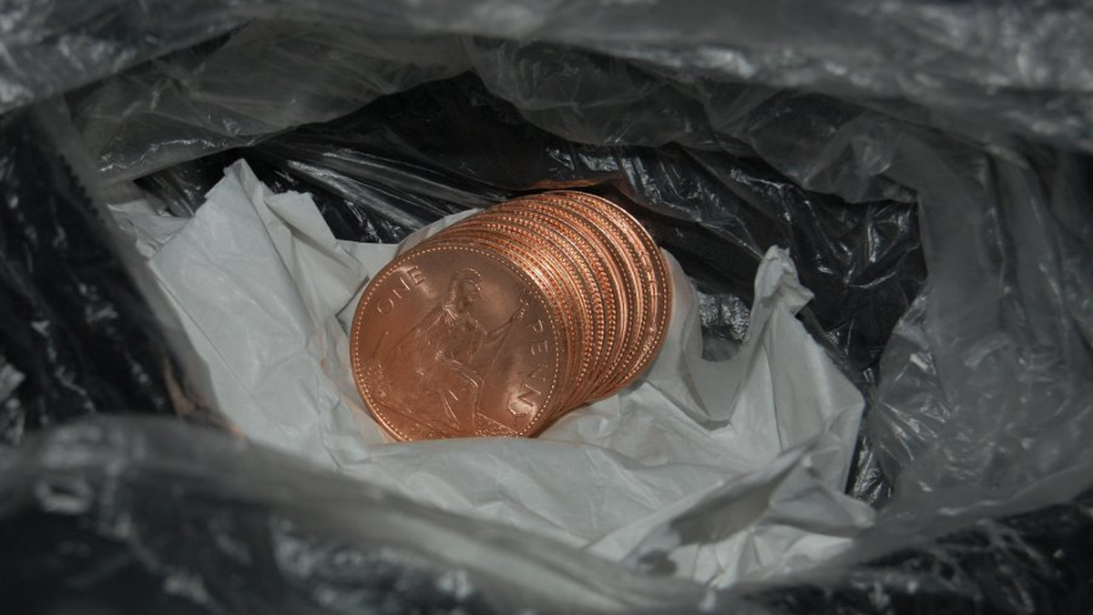 Łódzka policja rozbiła gang, który oferując rzekomo złote monety one penny oszukał kilkadziesiąt osób. Przestępcy wyłudzili ponad półtora miliona zł, rekordzista za bezwartościowe monety zapłacił im jednorazowo 150 tysięcy złotych.