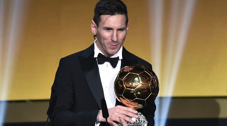 Lionel Messi az ötödik Aranylabdájával / Fotó: AFP