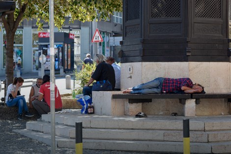 Povremeno dođu ljudi spremi da sa njima podele hranu i nešto novca