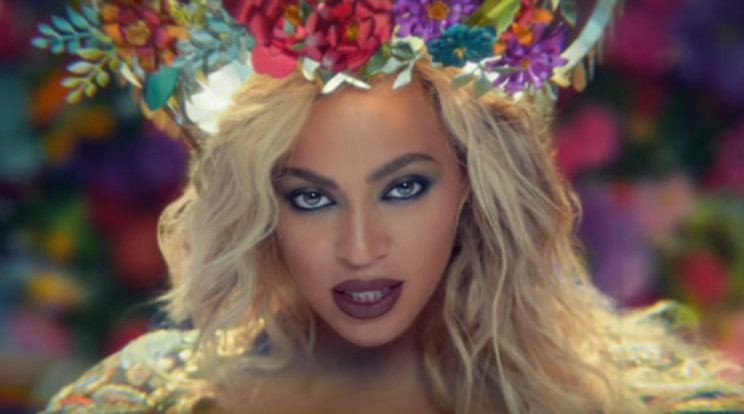 Beyoncé az indiai Hollywood híres színésznőihez hasonló öltözetben és sminkben jelenik meg /Fotó: YouTube