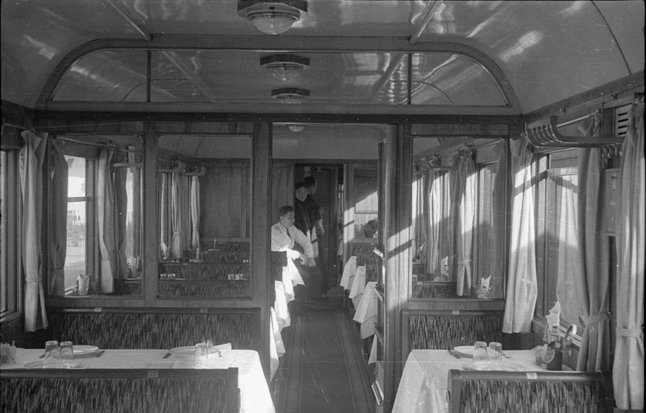 Pierwszy wagon restauracyjny Polskiego Biura Podróży Orbis w pociągu Polskich Kolei Państwowych do Paryża. 1947 rok