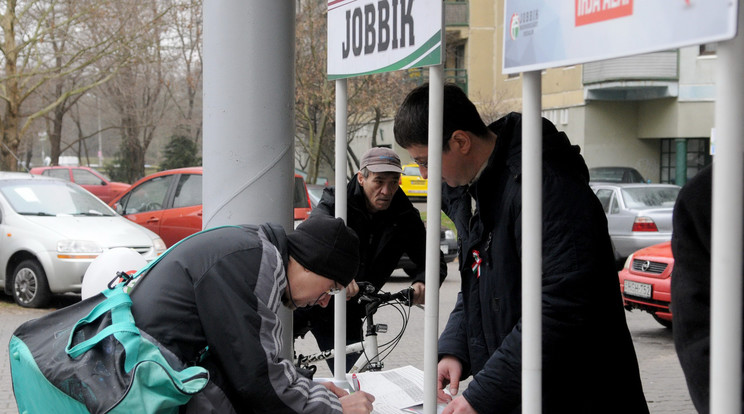 Több dokumentumot már le is foglaltak a nyomozók /Fotó: MTI/ Honéczy Barnabás