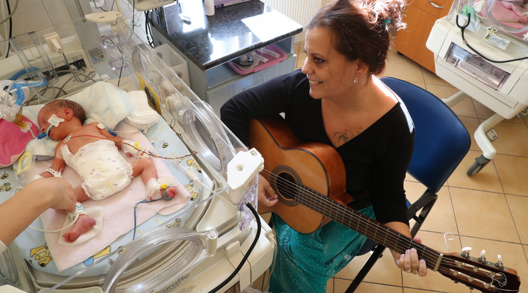 Venczel Mónika
gitárzenéjétől
igazi meghitt hangulat uralkodik a kórteremben / Fotó: Isza Ferenc