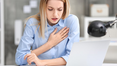 Dławica piersiowa - bardzo często bywa mylona z zawałem. Do ataku dochodzi na skutek nadmiernego stresu