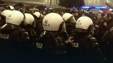 Uczestniczki czarnego marszu oskarżają policjantów o pobicie. Prokuratura umarza śledztwo