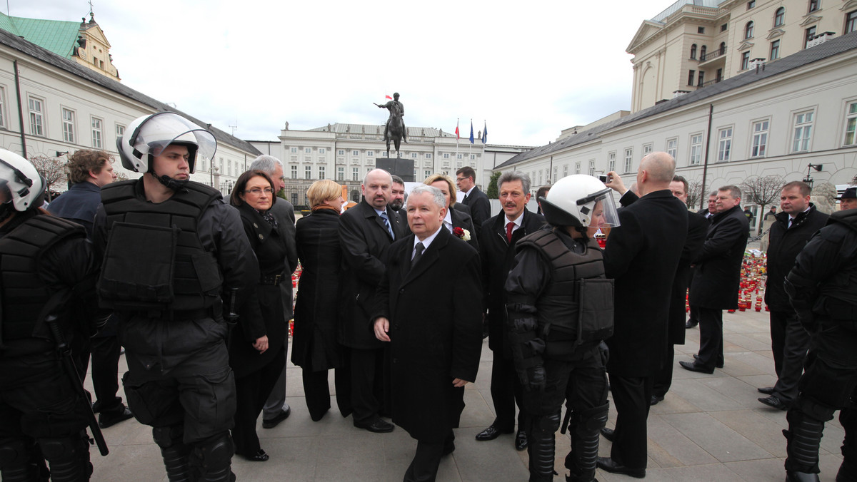 PiS przygotowało zawiadomienie do prokuratury ws. wydarzeń przed Pałacem Prezydenckim tydzień temu. Według polityków PiS, funkcjonariusze mundurowi i ich przełożeni mogli przekroczyć swoje uprawnienia.