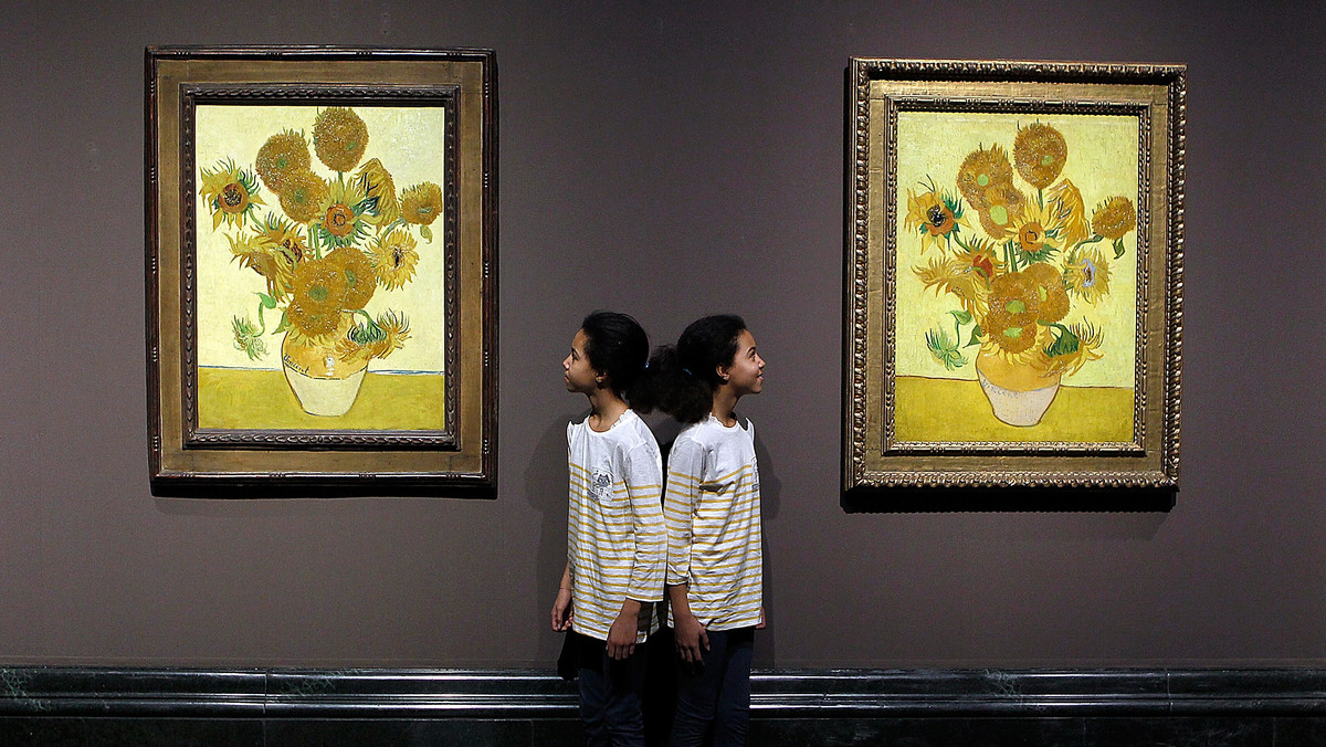 Najsłynniejsza seria obrazów Van Gogha, przedstawiająca bukiety słoneczników, może wkrótce stracić dawny blask. Badanie farby wykazało, że użyty przez artystę barwnik jest wrażliwy na światło i zaczyna się utleniać, przez co żółte kwiaty zaczynają przybierać brązowo-oliwkowy kolor.