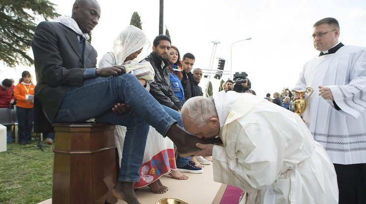Eg ymenekült lábfejét csókolja meg Ferenc pápa /Fotó: MTI