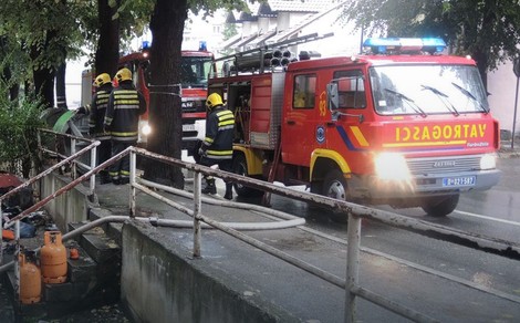 Vatrogasci gasili kuću, komšije spasavale vlasnika