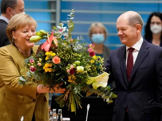 Olaf Scholz zostanie czwartym socjaldemokratycznym kanclerzem w historii RFN. Głównym zadaniem byłego burmistrza Hamburga oraz ministra pracy i finansów w kolejnych rządach kanclerz Angeli Merkel będzie nawigowanie pracami gabinetu pomiędzy trzema partnerami
