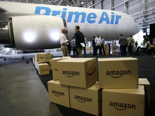 Amazon rozbudowuje sieć logistyczną od skuterów, poprzez małe i duże ciężarówki, aż po samoloty z wyeksponowanym znakiem Amazon Prime. 4.08.2016, Seattle 