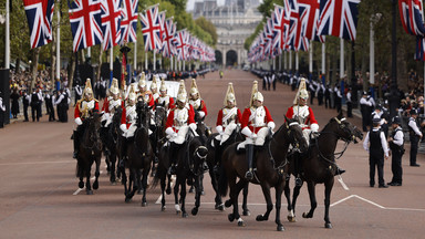 Trumna królowej Elżbiety przenoszona z Pałacu Buckingham do parlamentu [NA ŻYWO]