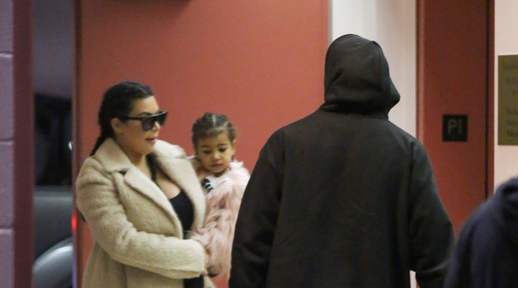 Kim Kardashian és Kanye West második gyermekük születése után idősebb gyermekükkel /Fotó: Northfoto